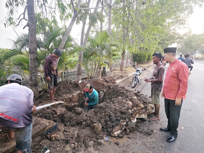 RESPONSIF: Direktur Perumda Sumber Sejahtera Sjobirin Hasan (baju merah) memantau secara langsung perbaikan saluran di Desa/Kecamatan Burneh, Bangkalan. (PDAM UNTUK JPRM)