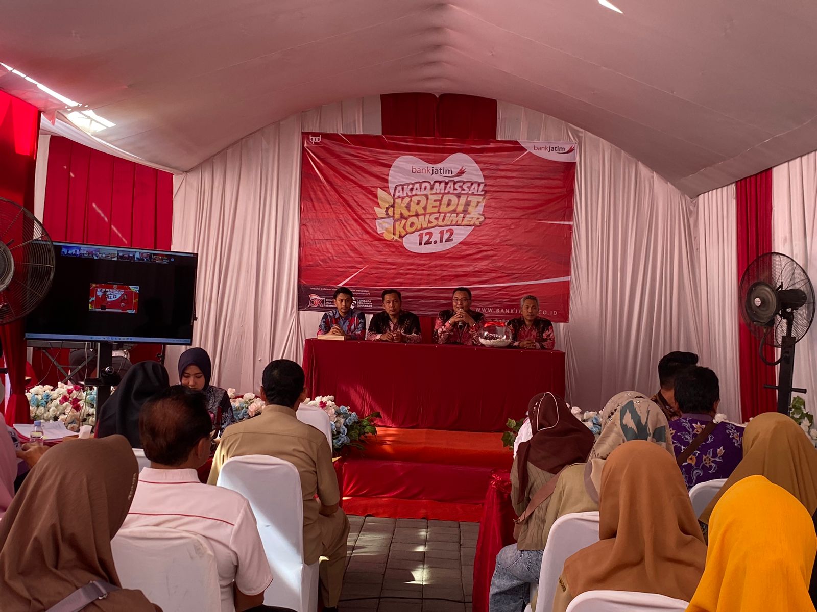 DEDIKASI: Penyelia Kredit Ritel Menengah dan Konsumer Bank Jatim, Pimcapem Bank Jatim Larangan, PGS Pemimpin Cabang Bank Jatim Pamekasan, dan Pimcapem Bank Jatim Waru.