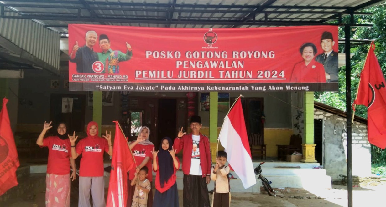 PILIHAN RAKYAT: Warga berpose di posko gotong royong pengawalan pemilu di Kecamatan Karang Penang, Sampang, Kamis (7/12). (PDI PERJUANGAN UNTUK JPRM)
