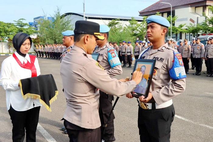 DIADILI: Kapolres Sumenep AKBP Edo Satya Kentriko memimpin upacara pemberhentian tidak dengan hormat dua oknum anggota yang melanggar aturan, Senin (11/12). (HUMAS POLRES SUMENEP UNTUK JPRM)