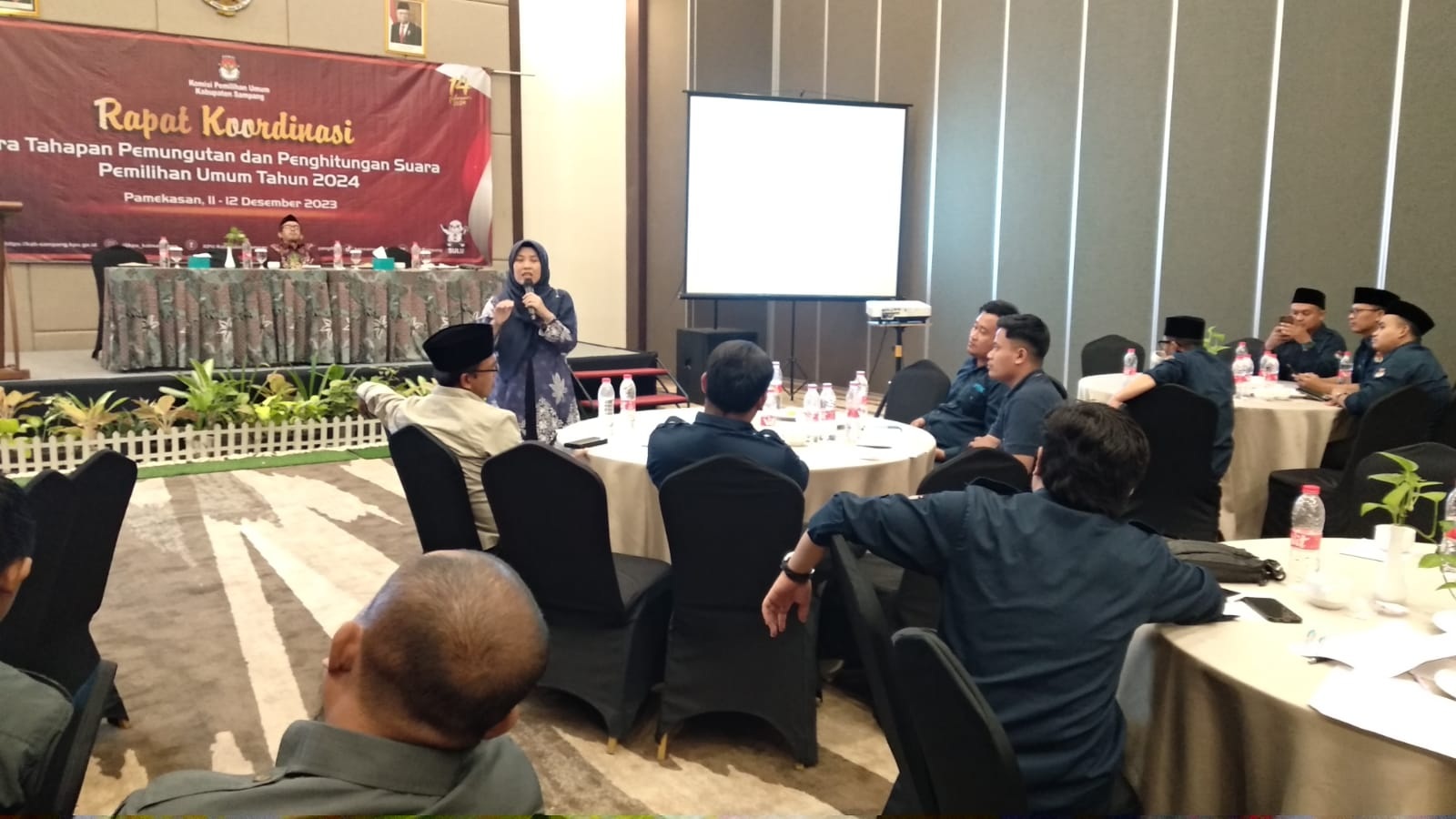 MATANGKAN PERSIAPAN: KPU Sampang menggelar rapat koordinasi tentang pra tahapan pemungutan dan perhitungan suara di Hotel Front One Pamekasan, Selasa (12/12). (KPU SAMPANG UNTUK JPRM)