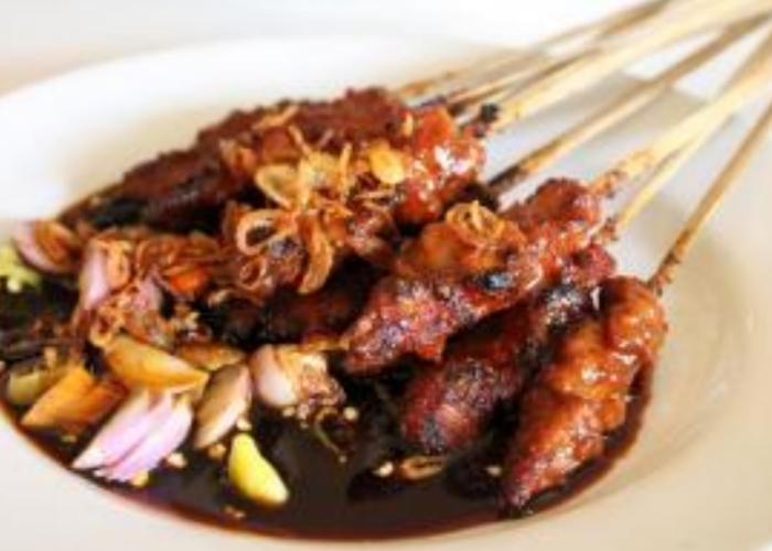 Sate Madura merupakan salah satu makanan yang cukup fenomenal di Indonesia.