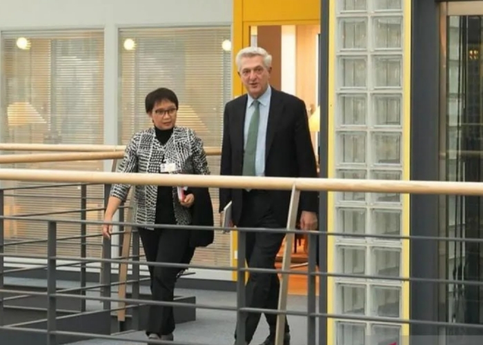 Menteri Luar Negeri RI Retno Marsudi (kiri) berjalan bersama dengan Komisioner Tinggi UNHCR Filippo Grandi (kanan)