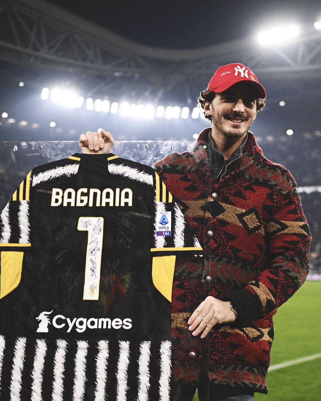 KEBANGGAAN: Francesco Bagnaia semringah mendapatkan hadiah dari klub kebanggaannya Juventus FC. (IG: @seriea)