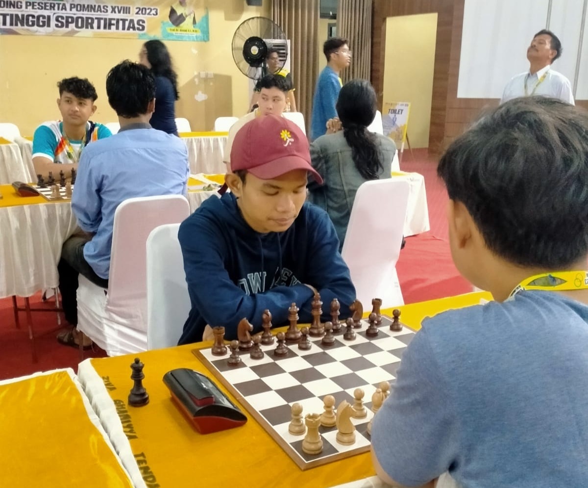 GIAT: Atlet Percasi Pamekasan Bimo Aji Suseno (topi merah) mengikuti Pomnas XVIII 2023 di Gedung Serbaguna Universitas Lambung Mangkurat, Banjarmasin, Selasa (14/11). (PERCASI UNTUK JPRM)