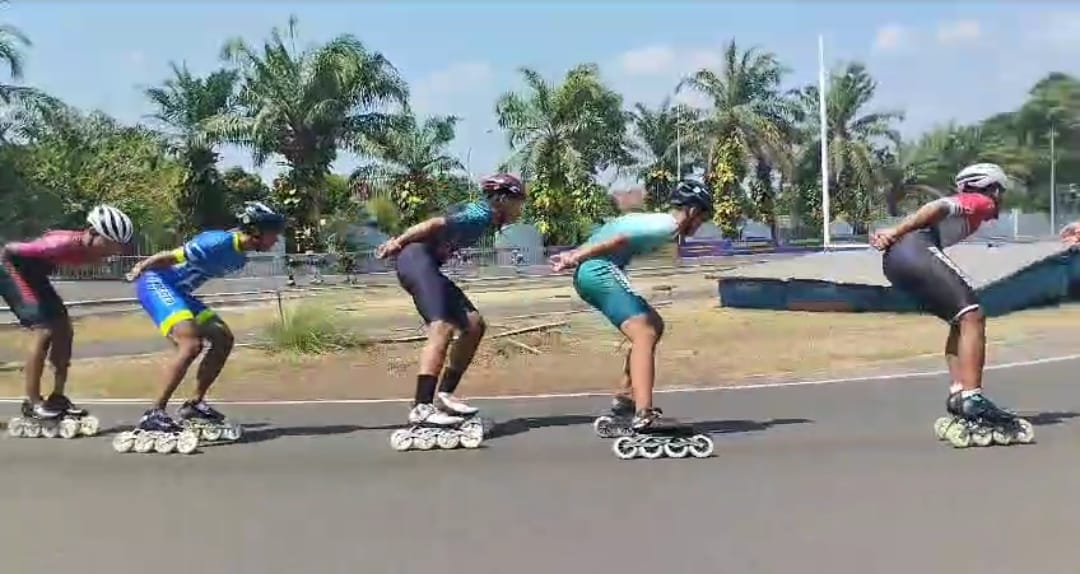 SEMANGAT: Atlet persatuan olahraga sepatu roda seluruh Indonesia (Perserosi) Bangkalan saat mengikuti latihan bersama bulan lalu di Sidoarjo. (PERSEROSI BANGKALAN UNTUK JPRM)