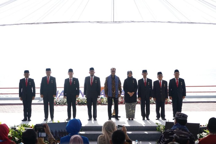 ORANG-ORANG HEBAT: Sumenep Achmad Fauzi  Wongsojudo (empat dari kiri) berfoto bersama para penerima pengharaan Satyalencana Wira Karya dari presiden di Tidore, Maluku Utara, Rabu (13/12).