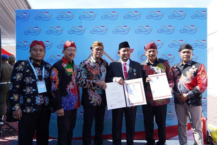MEMBANGGAKAN: Sumenep Achmad Fauzi  Wongsojudo (tiga dari kanan) menunjukkan penghargaan Satyalencana Wira Karya dari presiden dengan didampingi jajarannya di Tidore, Maluku Utara, Rabu (13/12).
