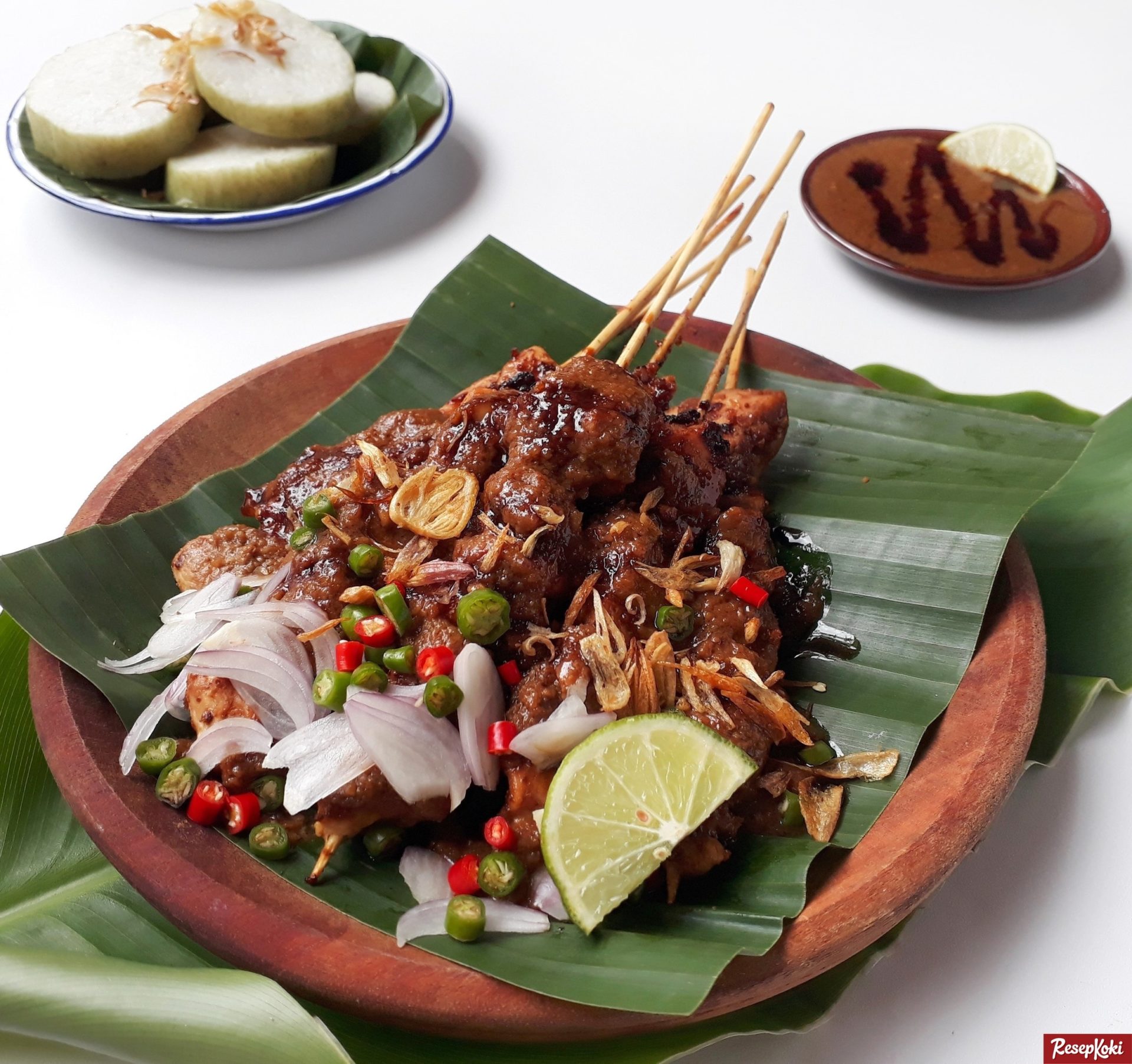 Sate Madura dan sate ponorogo adalah sate yang paling populer.
