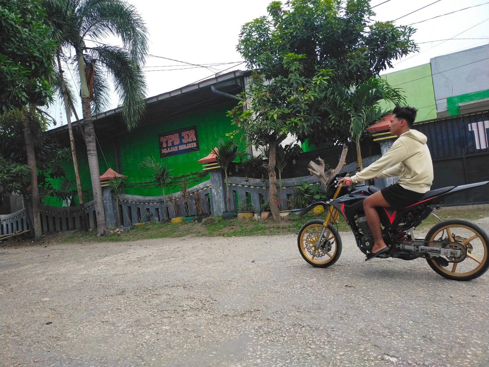 LENGANG: Pengendara melintas di depan gedung TPS 3R Mlajah Bangkalan Senin (11/12). (VIVIN AGUSTIN HARTONO/JPRM)