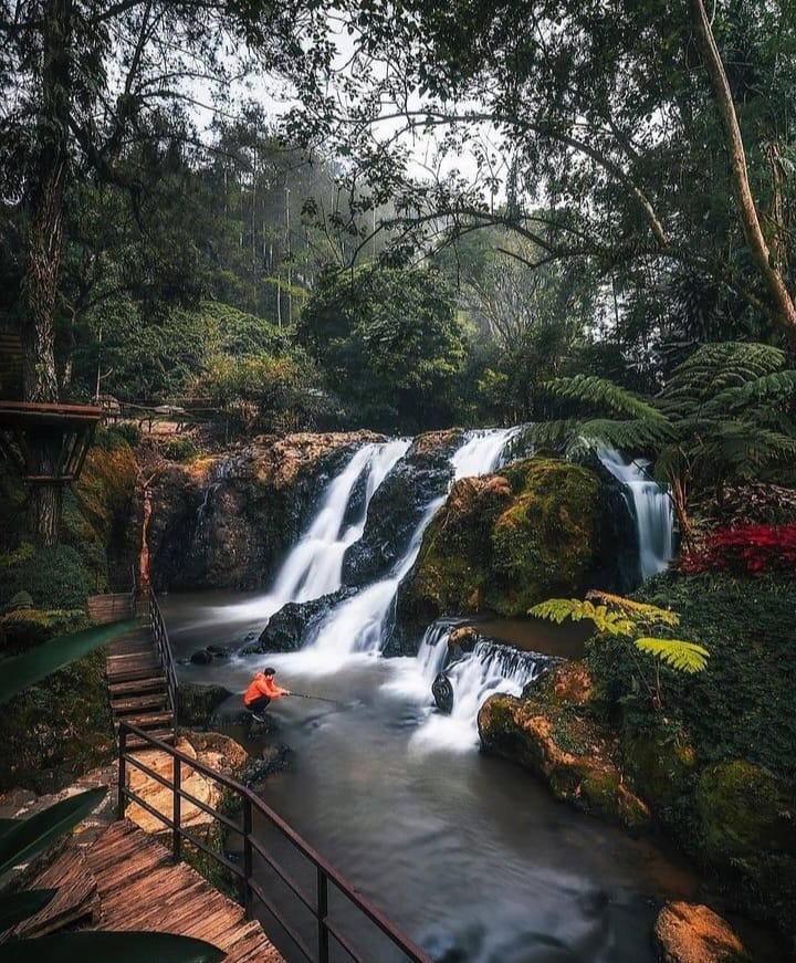 JUJUKAN WISATA: Curug Maribaya terletak di Kabupaten Bandung Barat, Provinsi Jawa Barat. (@destinasibandung UNTUK RadarMadura.id)