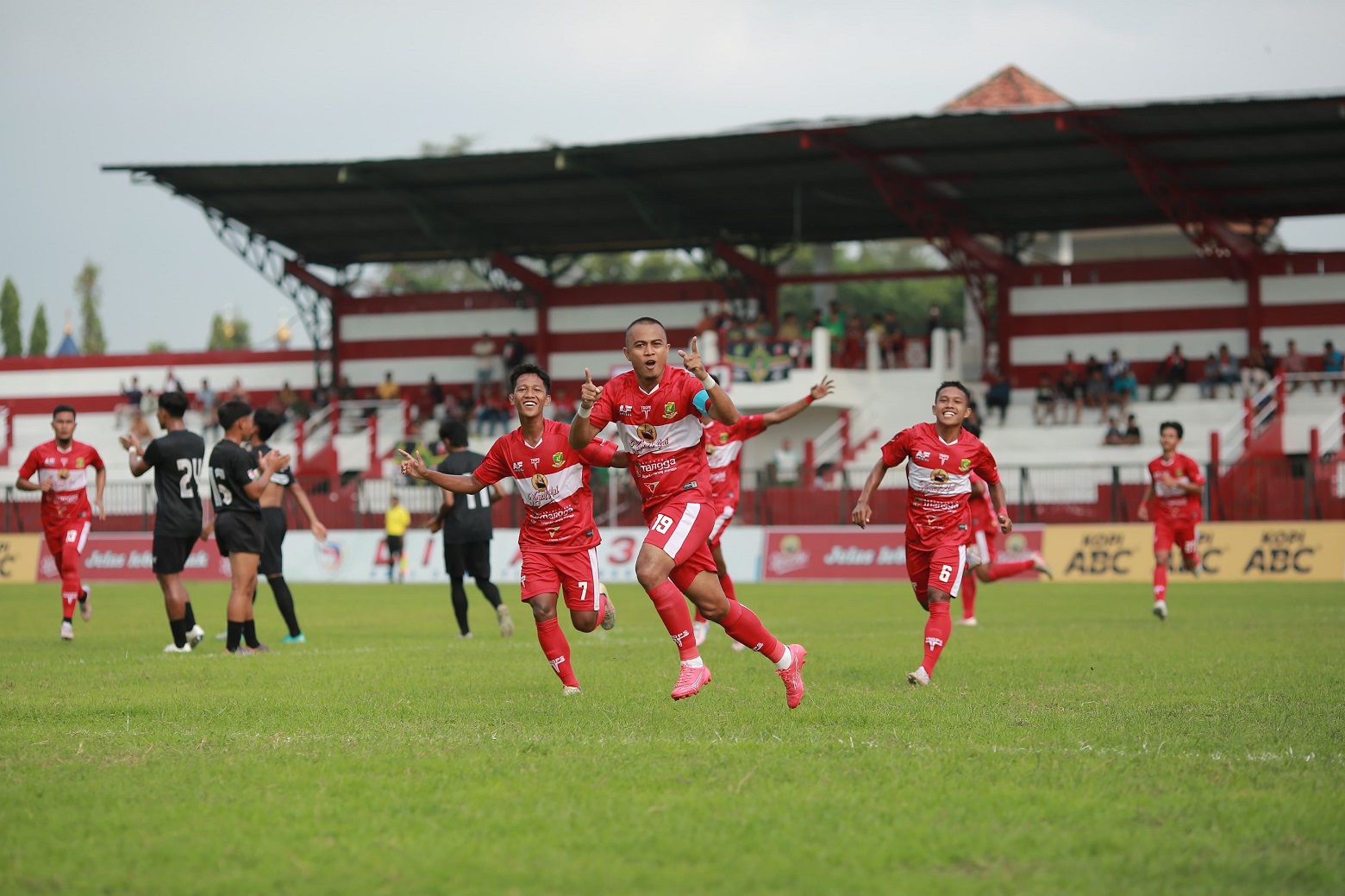 BANGGAKAN SUPORTER: Pemain Perssu MC berselebrasi setelah berhasil mencetak goal saat melawan Persepam di Stadion A. Yani Sumenep, Sabtu (9/12). (PERSSU MC UNTUK JPRM)