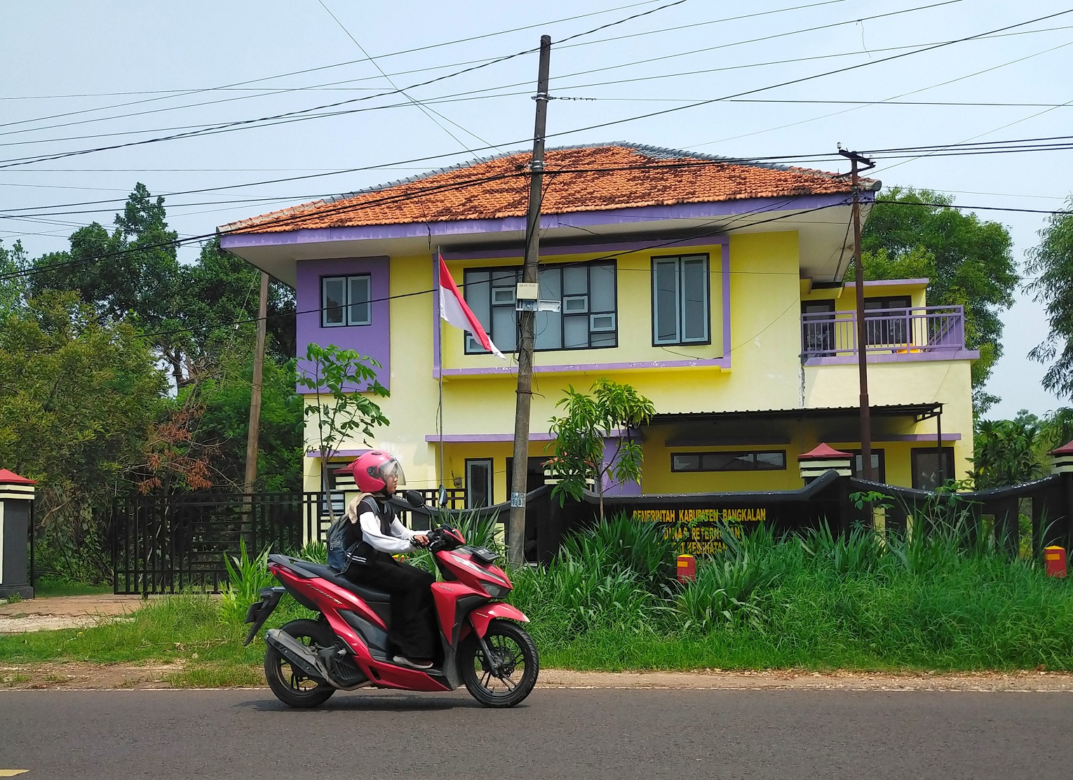 SEPI: Seorang pengendara motor melintas di depan puskeswan Socah, Selasa (12/12). (VIVIN AGUSTIN HARTONO/JPRM)