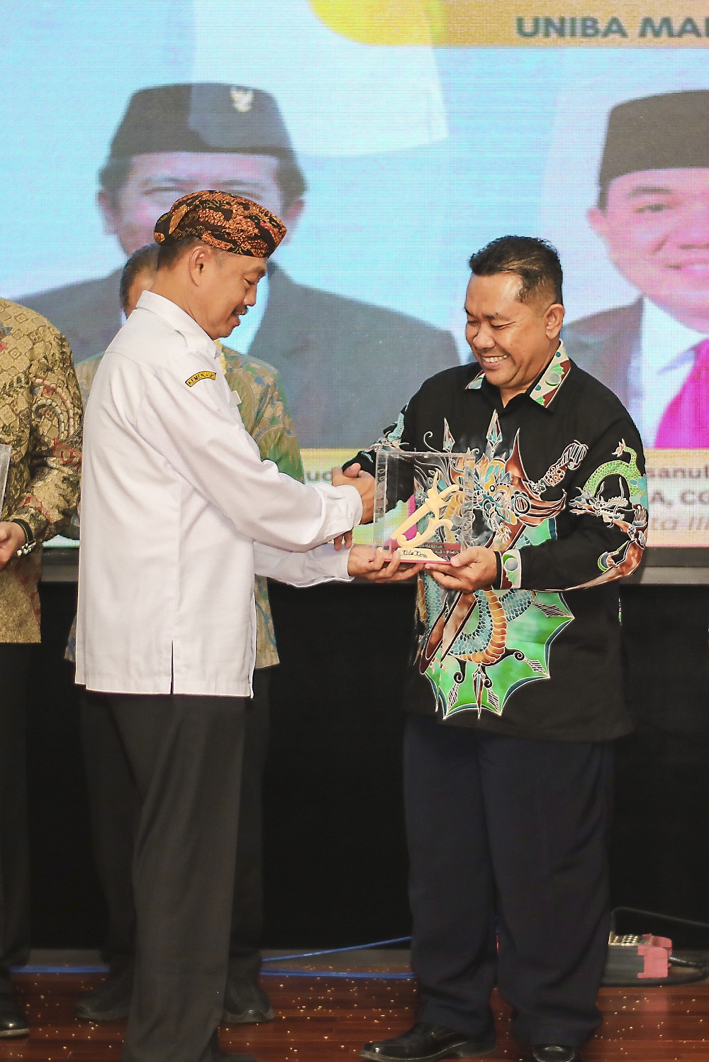BERSINERGI: Rektor Uniba Madura Prof. Dr. Ir. H. Rachmat Hidayat, M.T., IPTU, Asean. Eng. menerima cenderamata dari Sekkab Sumenep Edy Rasiyadi dalam suatu acara beberapa waktu lalu. (UNIBA MADURA)