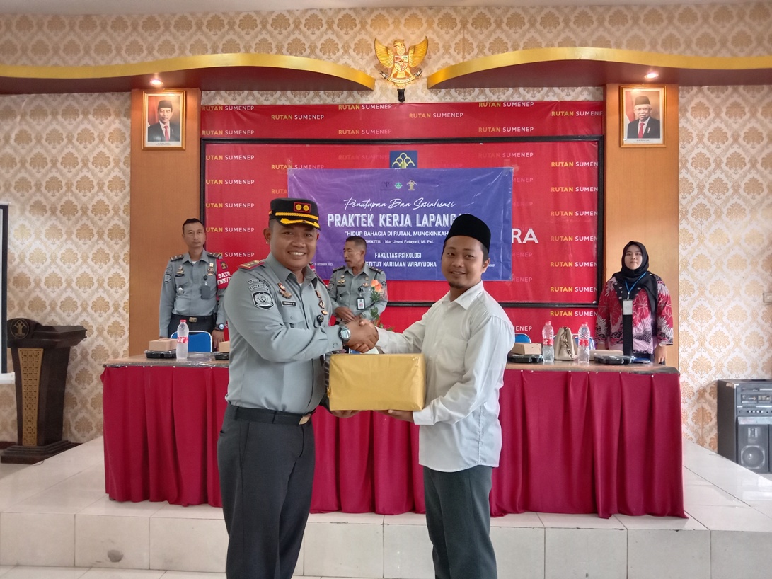 SERAH TERIMA: Karutan Sumenep menerima cendera mata