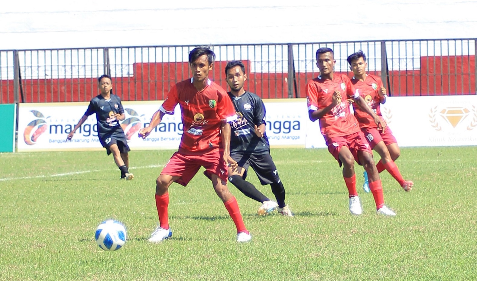 SAMBUT BOLA: Pemain Persesa Sampang (merah) dan Persepam Pamekasan berebut bola saat bertanding di putaran pertama Liga 3 Indonesia di Stadion A. Yani Sumenep, Selasa (5/12). (PERSEPAM UNTUK JPRM)
