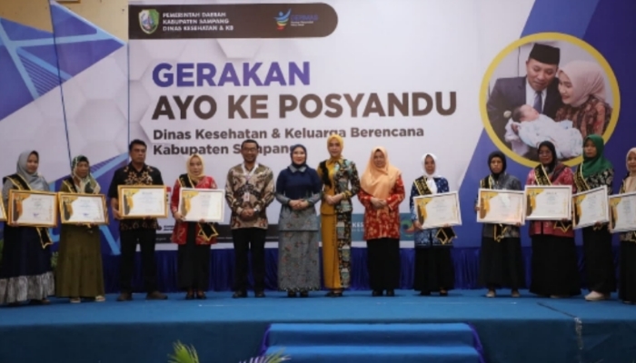 Penyerahan penghargaan kepada Kader Posyandu Berprestasi.
