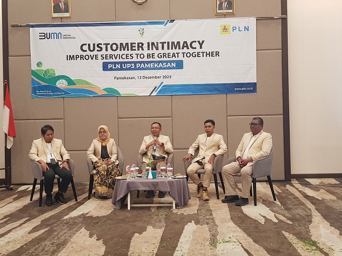 LAILIYATUN NURIYAH/JPRM PROGRES: Manajer PLN UP3 Pamekasan Feri Asmoro Hermanto menanggapi pertanyaan dari salah satu undangan dalam Prioritas Customer Intimacy 2023 di Hotel Front One Pamekasan