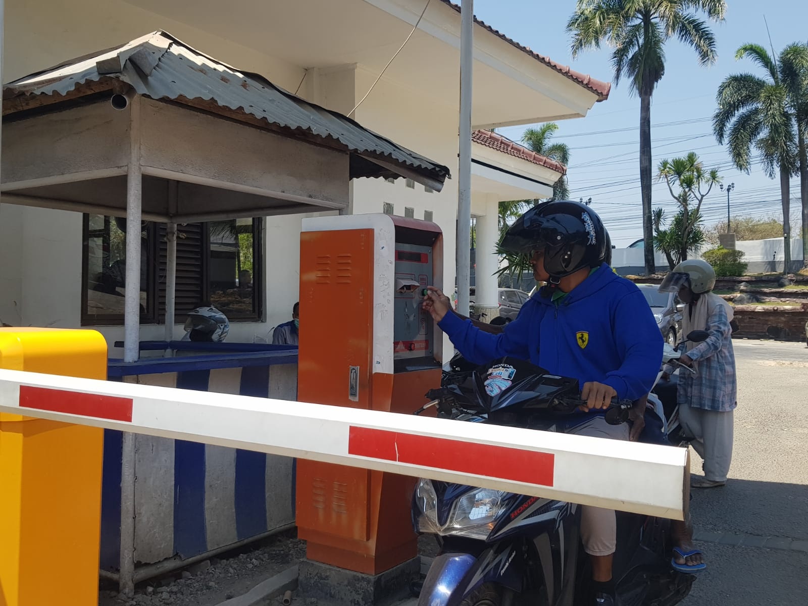 TERTIB: Warga sedang mengantre di portal parkir RSUD Smart Pamekasan , Rabu (13/12). (LAILIYATUN NURIYAH/JPRM)