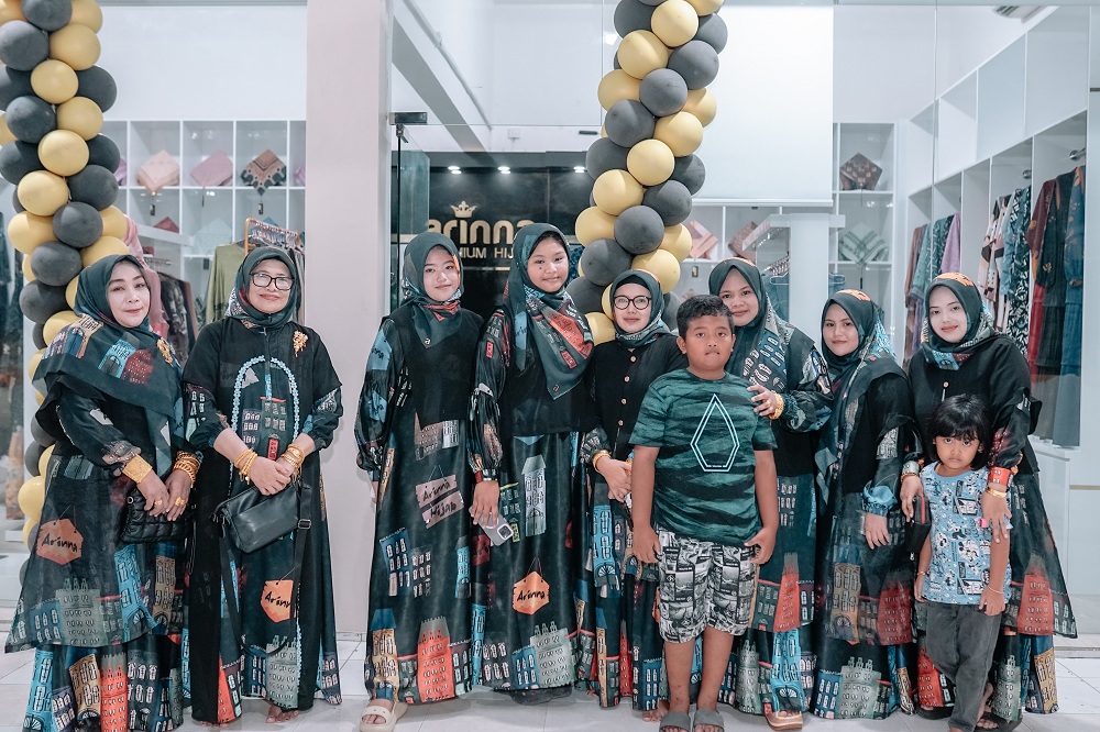 SOLID: Arinah Hidayah, owner Arinna Hijab (tiga dari kanan), berfoto bersama keluarga besar setelah melakukan Grand Opening Arinna Hijab Store Ganding pada Minggu (10/12) malam. (JAZZ PICTURE)