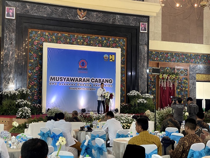 VISIONER: Ketua DPC Askonas Bangkalan Faizal Bachri menyampaikan sambutan di Gedung Serbaguna Rato Ebuh, Kamis (14/12).
