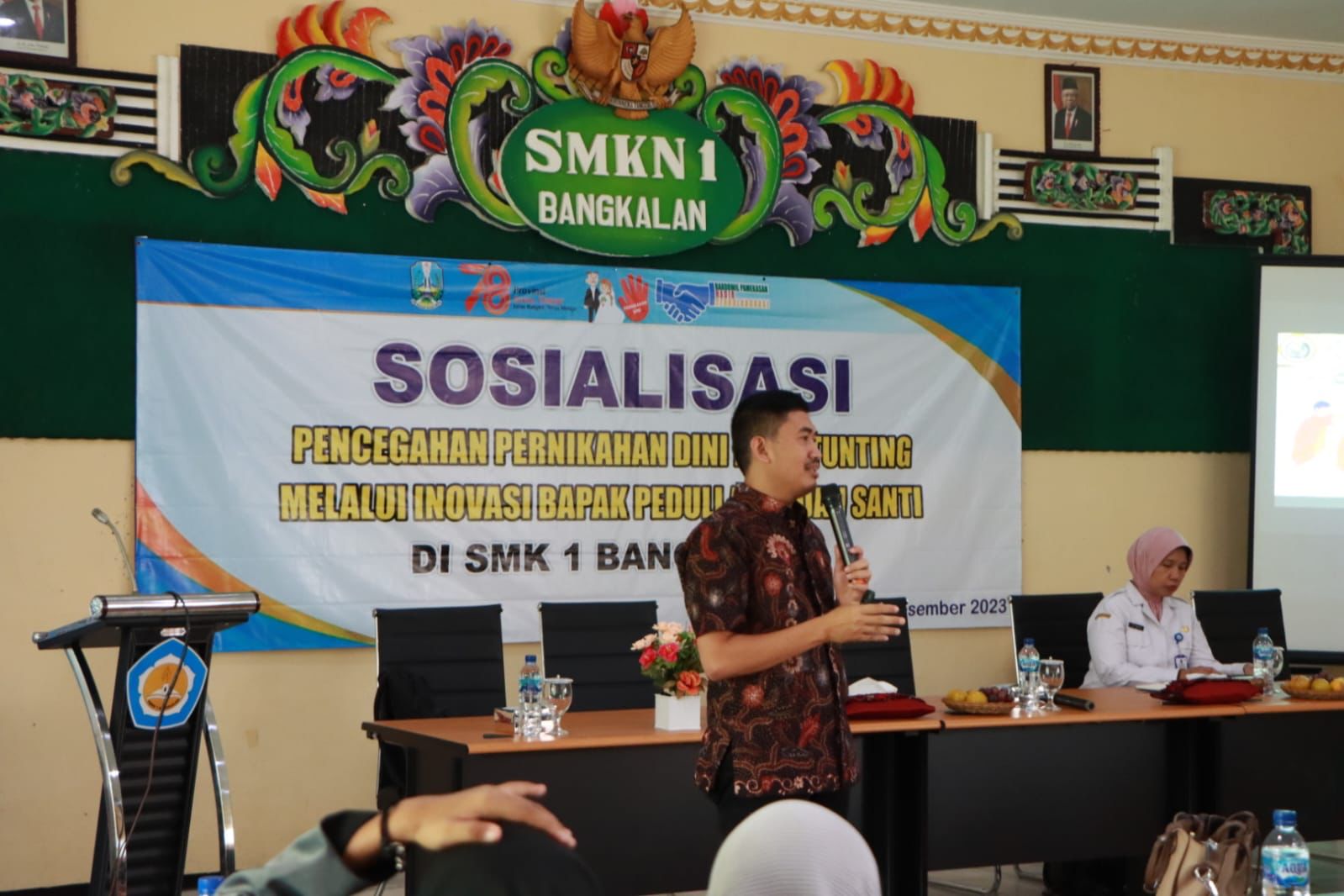 SOSIALISASI: Ketua Stikes Ngudia Husada Madura Hasinuddin menyampaikan materi sosialisasi pencegahan pernikahan anak usia dini dan penurunan stunting, Rabu (6/12). (BAKORWIL IV PAMEKASAN UNTUK JPRM)