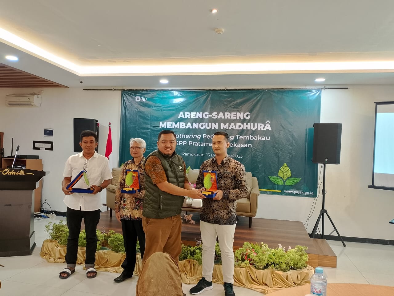 EDUKATIF: Kepala KPP Pratama Anis Yudiono memberikan cenderamata kepada para pedagang tembakau, Rabu (14/12). (MOH. JUNAIDI/JPRM)