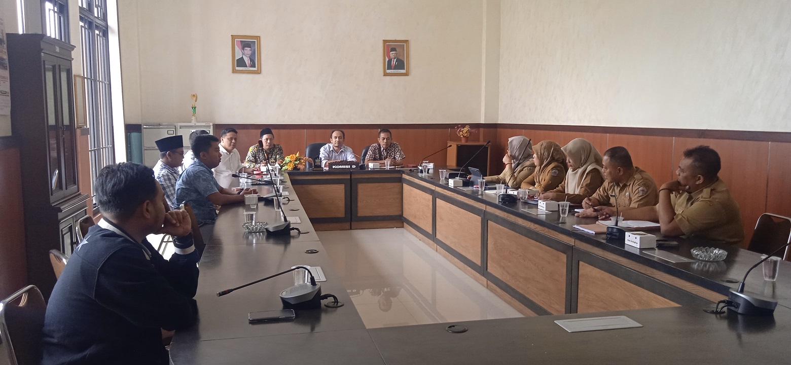 MENGURAI MASALAH: Pejabat struktural Dinkes Bangkalan memenuhi panggilan Komisi D DPRD Bangkalan, Rabu (13/12). (JUPRI/JPRM)