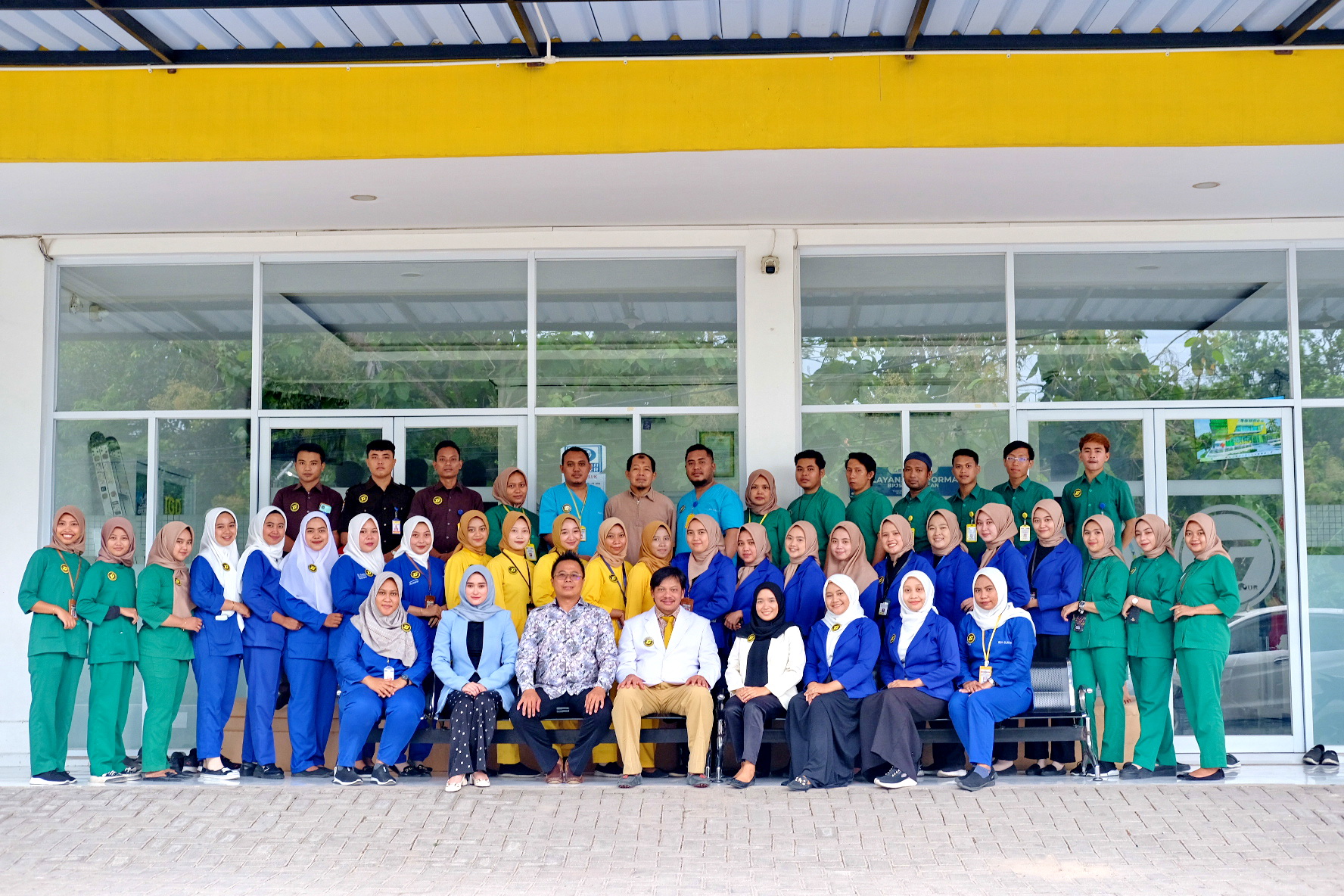 SOLID: Tenaga kesehatan bersama segenap karyawan RSIA Glamour Husada Kebun berfoto bersama. (RSIA GLAMOUR HUSADA KEBUN UNTUK JPRM)