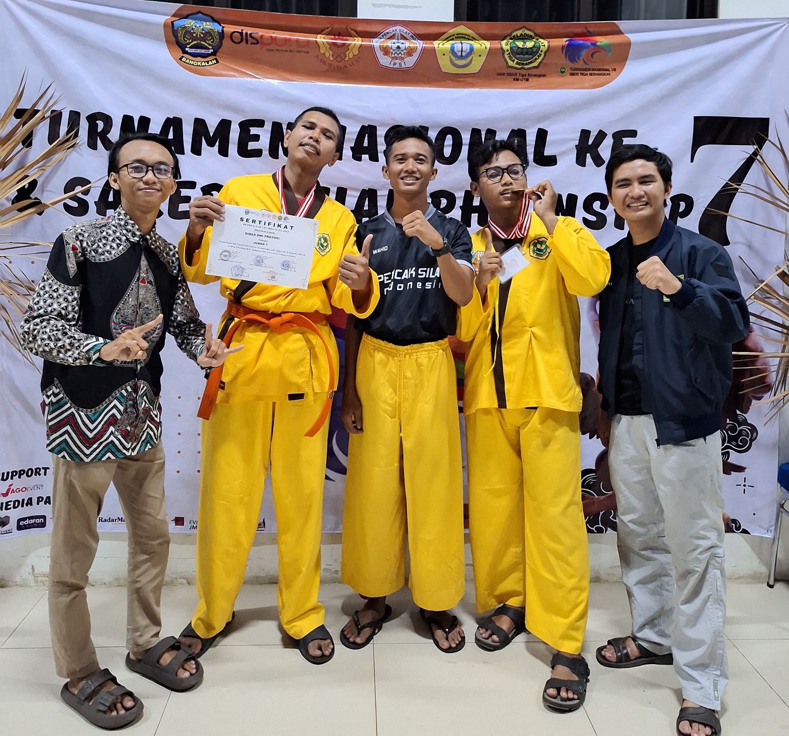 BERPRESTASI: Wahyu Ahsan Abuyya (dua dari kiri) bersama rekannya foto bersama seusai meraih juara, Minggu (10/12). (WAHYU AHSAN ABUYYA UNTUK JPRM)