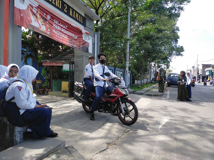 PENDIDIKAN: Siswa hendak pulang sekolah di depan SMPN 2 Kamal, Bangkalan, Rabu (6/12). (VIVIN AGUSTIN HARTONO/JPRM)