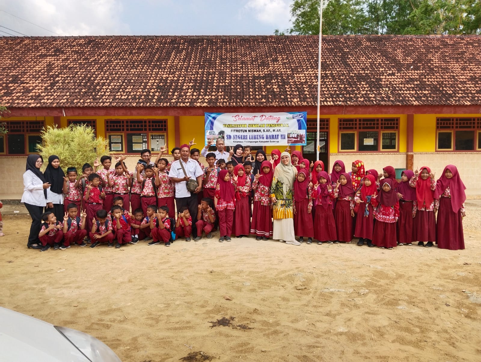 KEBERSAMAAN: Civitas academia SDN Lebeng Barat 3, Pasongsongan, Sumenep, berfoto bersama Kepsek Abu Talib dan Fasilitator Program Sekolah Penggerak, Senin (4/12). (ABU TALIB UNTUK JPRM)