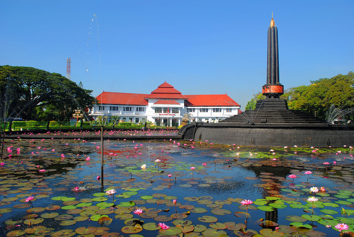 Tugu alun-alun kota malang