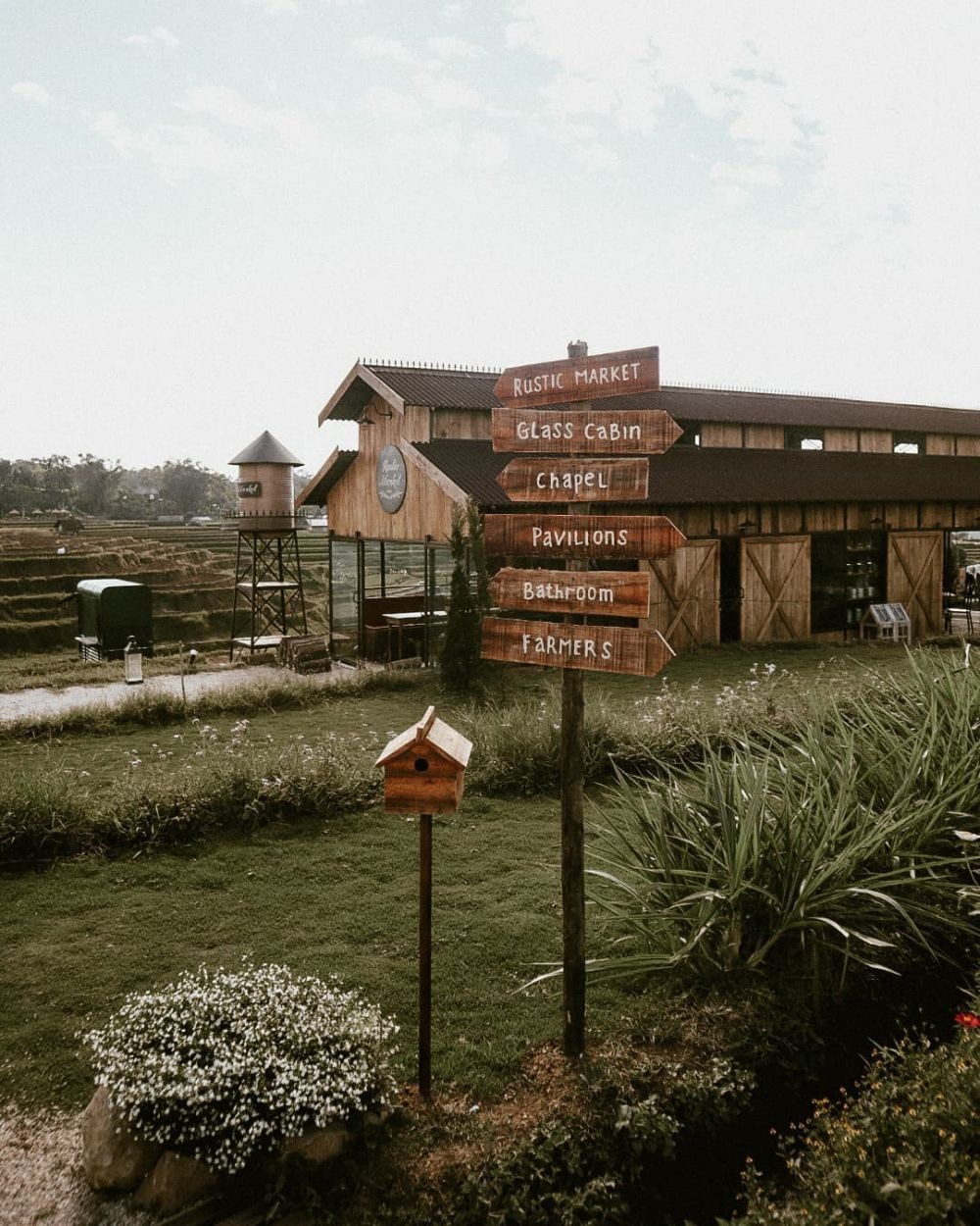 Rustic Market, sebuah wisata kuliner berlokasi di Kelurahan Tamiajeng, Kecamatan Trawas, Kabupaten Mojokerto, Jawa Timur.