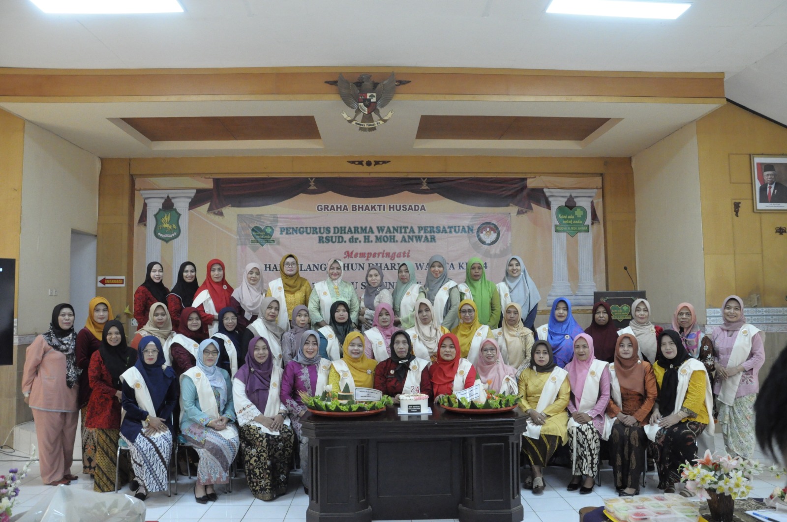 KOMPAK: Direktur RSUD dr Moh. Anwar Sumenep dr Erliyati (tengah) berfoto bersama anggota DWP saat memperingati HUT Ke-24 DWP di Graha Bhakti Husada, Jumat (15/12). (RSUD DR. H. MOH. ANWAR UNTUK JPRM)