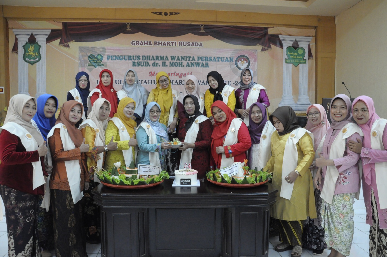 MENGINSPIRASI: Direktur RSUD dr Moh. Anwar Sumenep dr. Erliyati (tengah) memotong tumpeng bersama anggota DWP saat memperingati HUT Ke-24 DWP di Graha Bhakti Husada, Jumat (15/12).