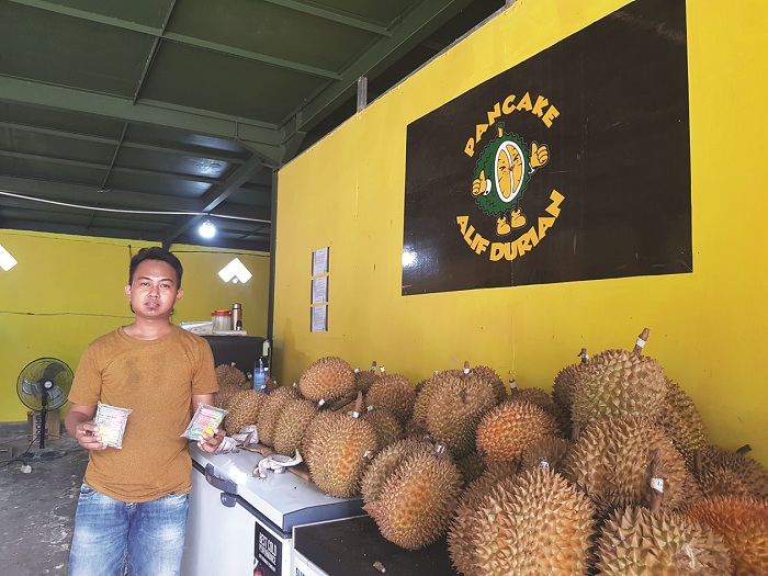 USAHA: Baihaki memperlihatkan pancake durian olahannya di Desa Larangan Luar, Kecamatan Larangan, Pamekasan, Sabtu (9/12). (LAILIYATUN NURIYAH/JPRM)