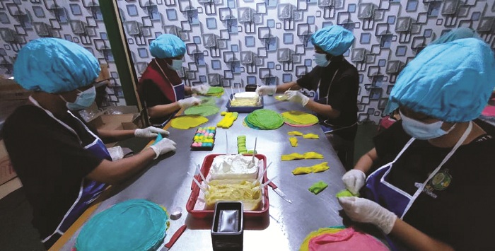 OLAHAN: Para karyawan sedang membuat pancake durian, Rabu (22/11). (BAIHAKI UNTUK JPRM)