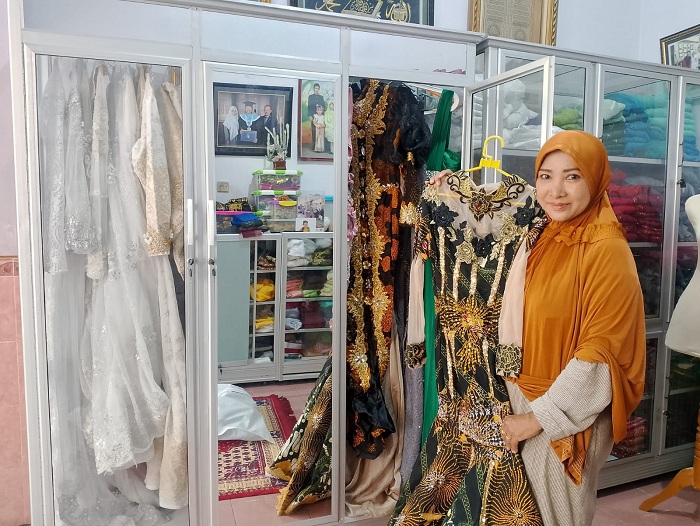 KREATIF: Agus Tantina menunjukkan hasil buatan baju yang disewakan pada pelanggan di rumahnya, Desa Lawangan Daya, Kecamatan Pademawu, Pamekasan, Sabtu (16/12). (UBAIDILLAHIR RA&rsquo;IE/JPRM)