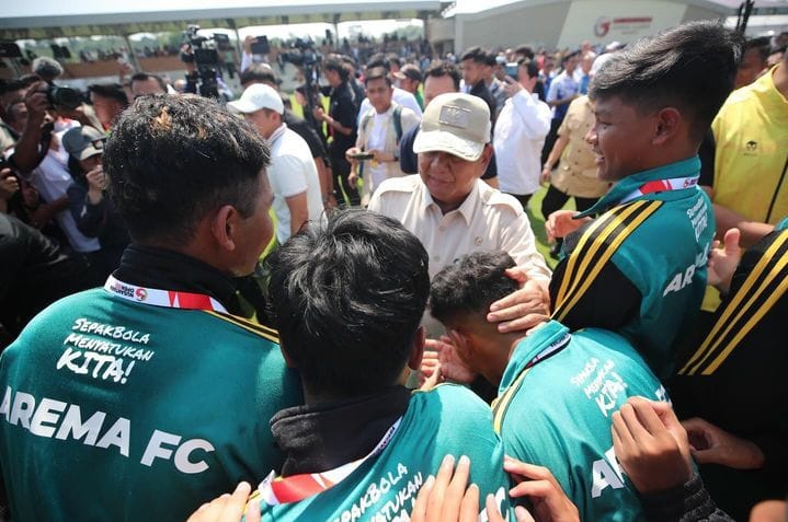 CINTA BOLA: Prabowo Subianto bersalaman dengan pemain saat peresmian Nusantara Open Cup 2023 kejuaraan kelompok umur.