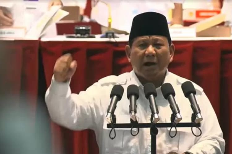 BERSEMANGAT: Capres Prabowo Subianto saat sambutan di podium.
