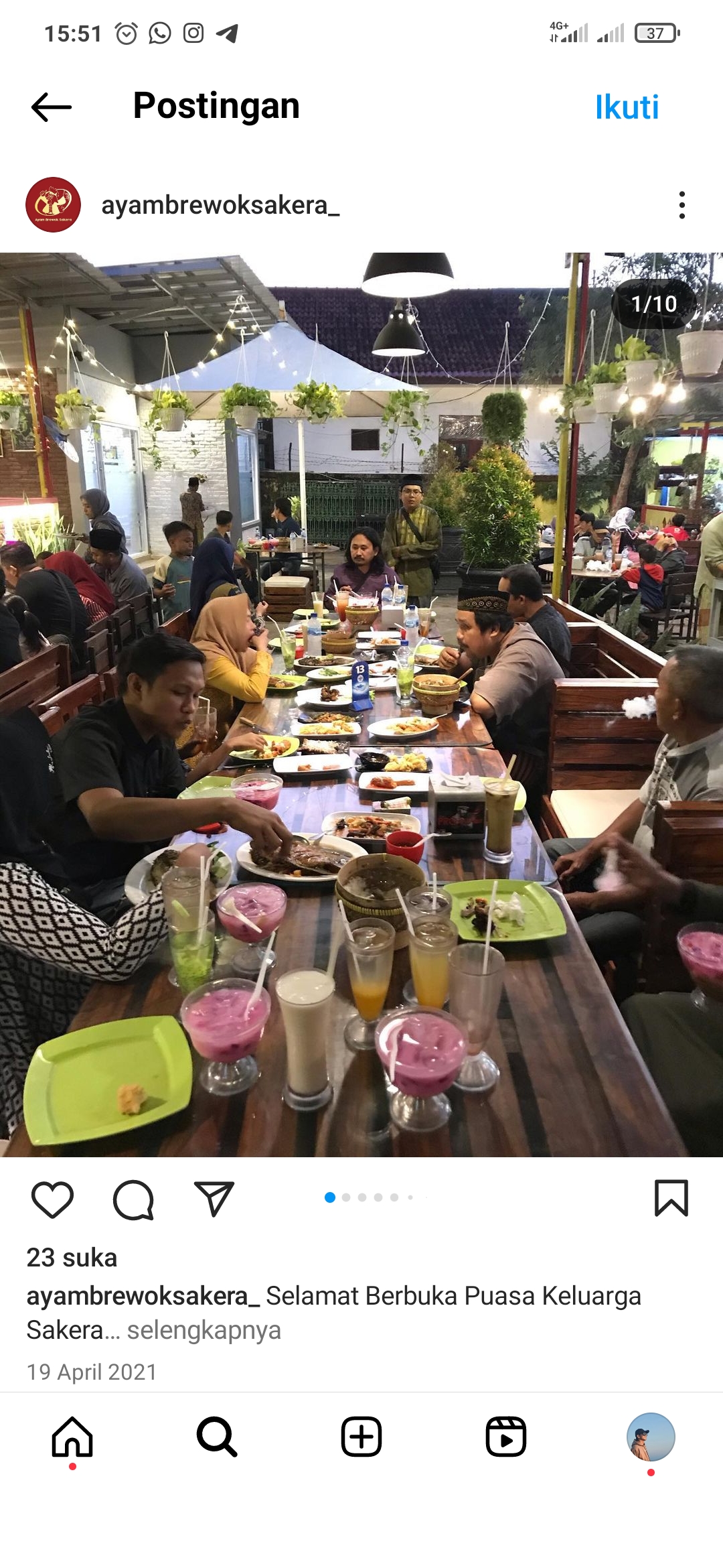 Pengunjung Ayam Brewok Sakera menikmati hidangan bersama.
