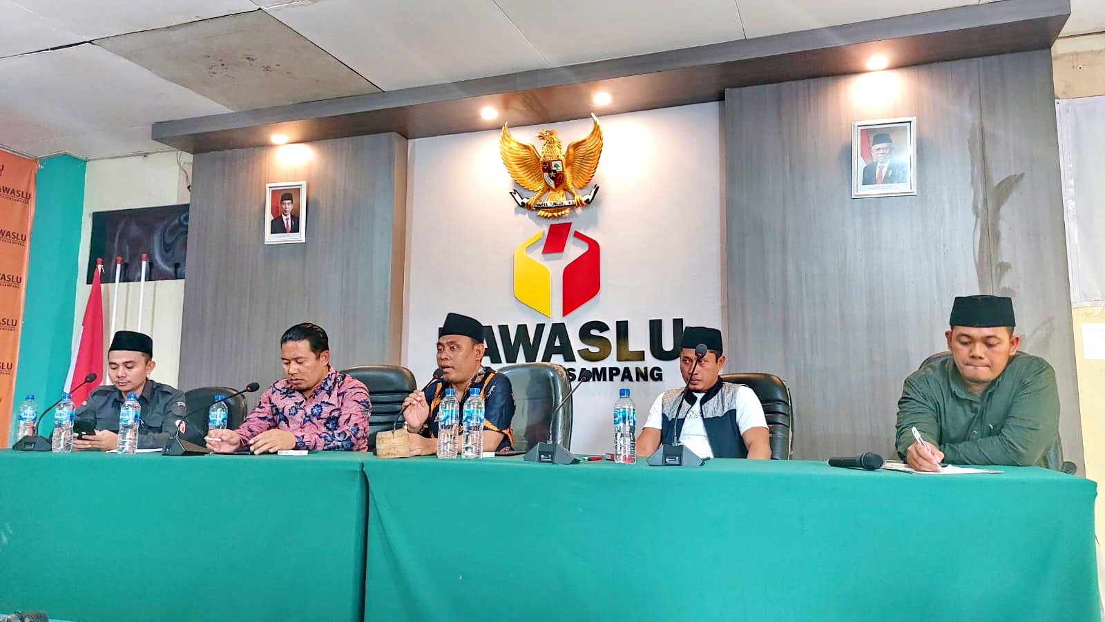 SIAP MENGAWASI: Ketua Bawaslu Sampang Muhalli (pegang mik) saat memberikan sambutan dalam acara rapat koordinasi dengan pelaku media dan LSM di kantor Bawaslu Sampang, Jumat (15/12).