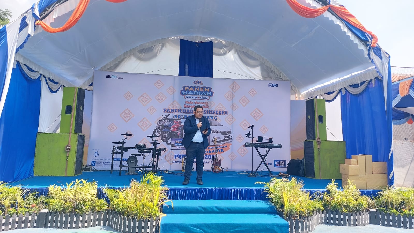 LUGAS: Branch Manager BRI Sampang Rahmat Salim menyampaikan sambutan dalam acara PHS di lapangan kantor BRI Cabang Sampang, Sabtu (16/12). (JUNAIDI PONDIYANTO/JPRM)