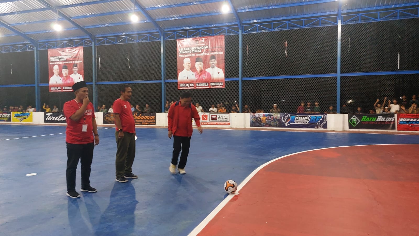 SIMBOLIS: Abrari didampingi Ketua DPC PDIP Sampang Moh. Nurahmad dan Ketua BMI Sampang Rudi Hawiyanto menendang bola tanda dimulainya turnamen futsal BMI Cup 2023 di Kecamatan Robatal, Jumat (15/12).