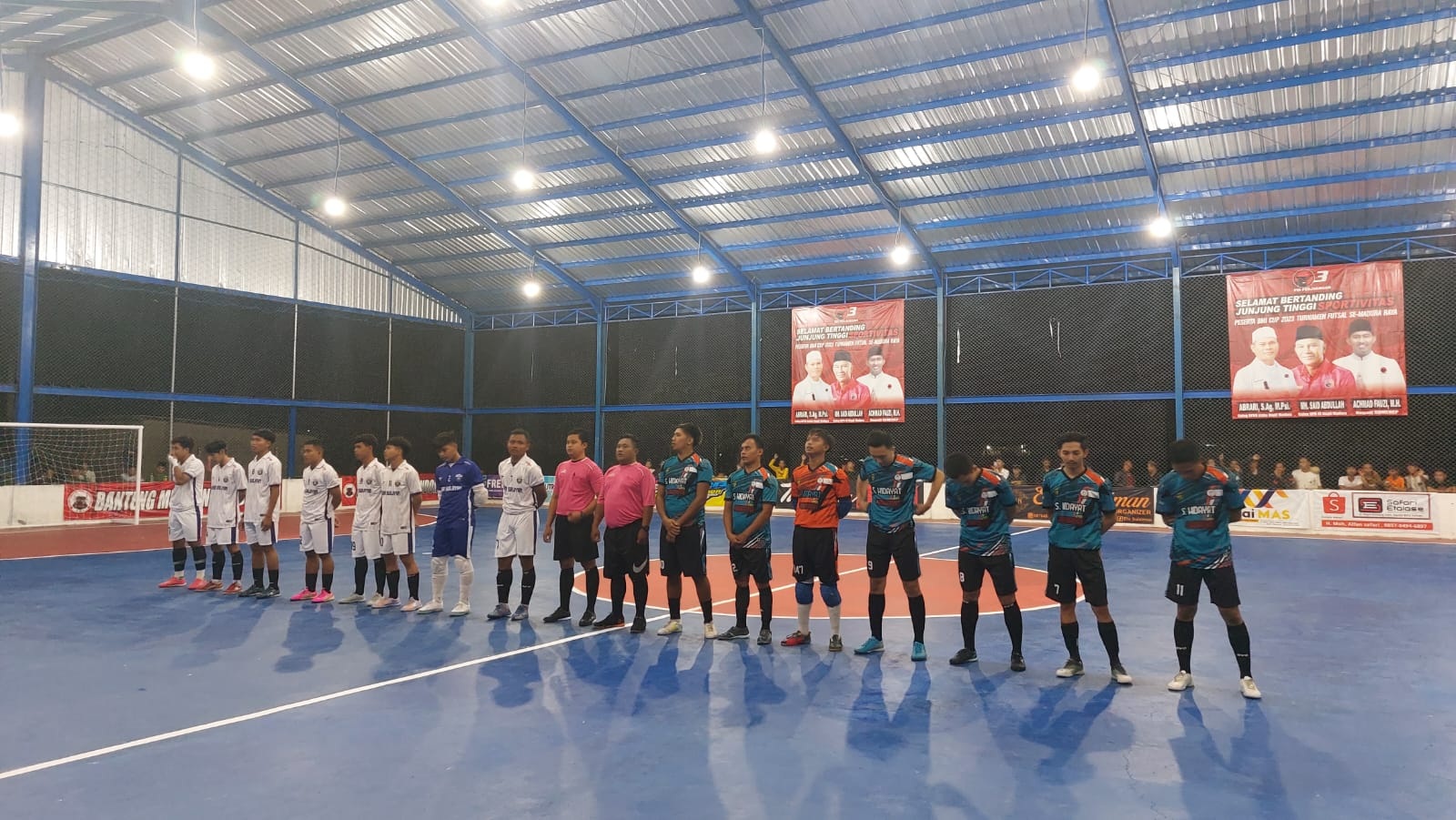 SIAP BERLAGA: Kedua tim futsal bersiap untuk bertanding dalam acara turnamen futsal BMI Cup 2023 di Desa/Kecamatan Robatal, Jumat (15/12). (JUNAIDI PONDIYANTO/JPRM)