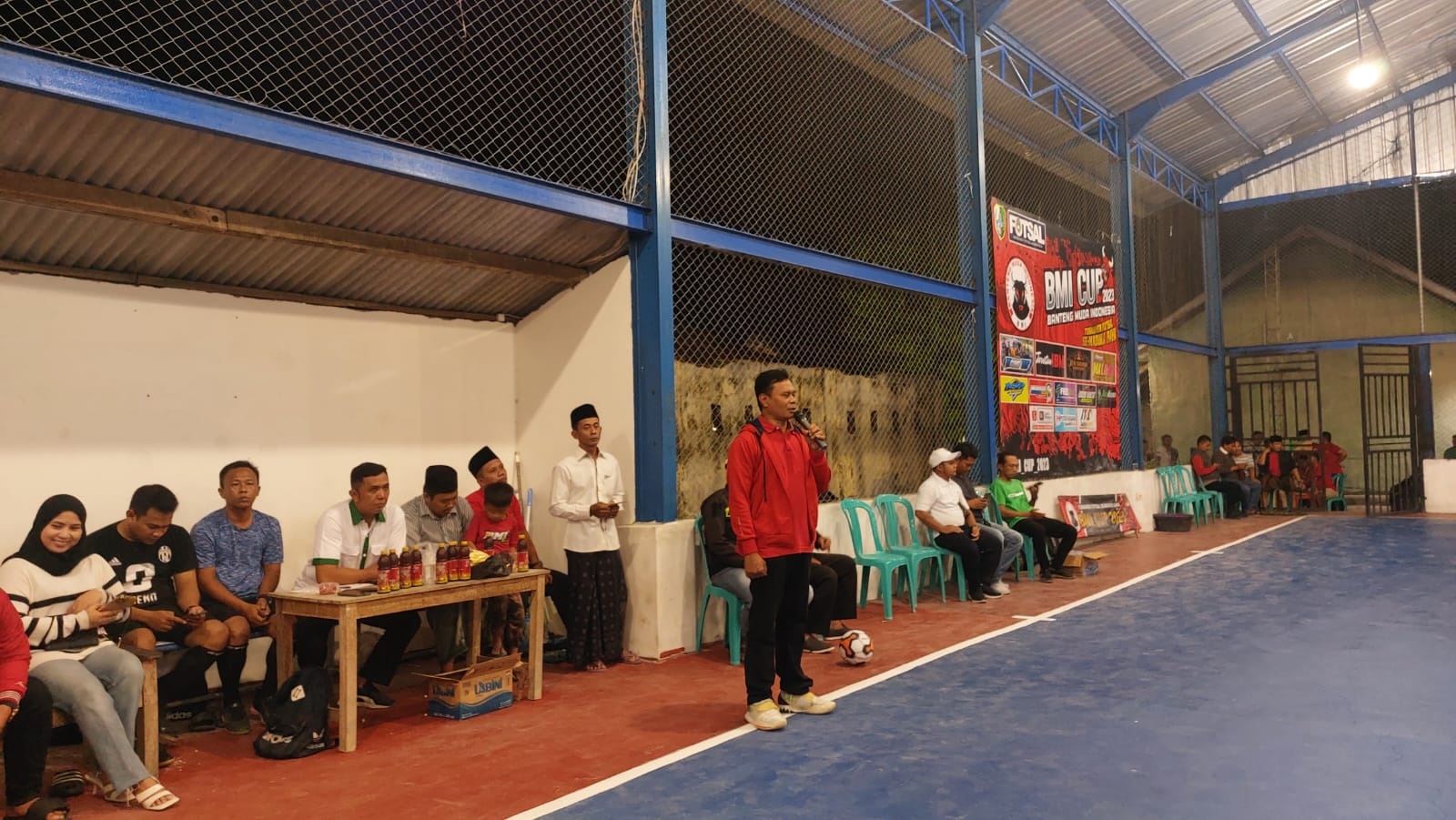BERKARISMA: Abrari (pegang mik) menyampaikan sambutan dalam acara pembukaan turnamen futsal BMI Cup 2023 di Desa/Kecamatan Robatal, Jumat (15/12).
