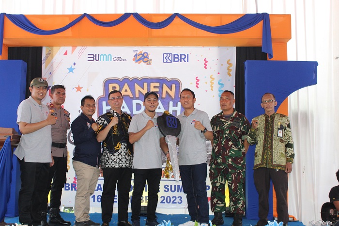 MANJAKAN NASABAH: Pemberian hadiah mobil Suzuki New Ertiga GL MT secara simbolis kepada nasabah Unit BRI Kota hasil undian PHS di kantor BRI Sumenep, Sabtu (16/12). (MUHAMAD ERWIN MAULIDIN M/JPRM)