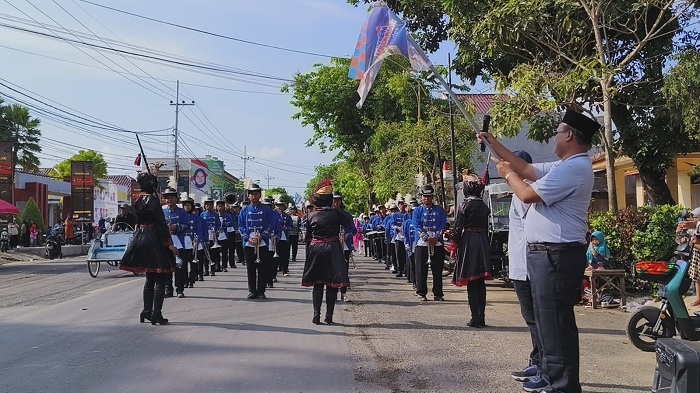SEMARAK: Branch Manager Office BRI Sumenep Heru H (pegang bendera) saat melepas pawai PHS di Taman Tajamara Sumenep kemarin.