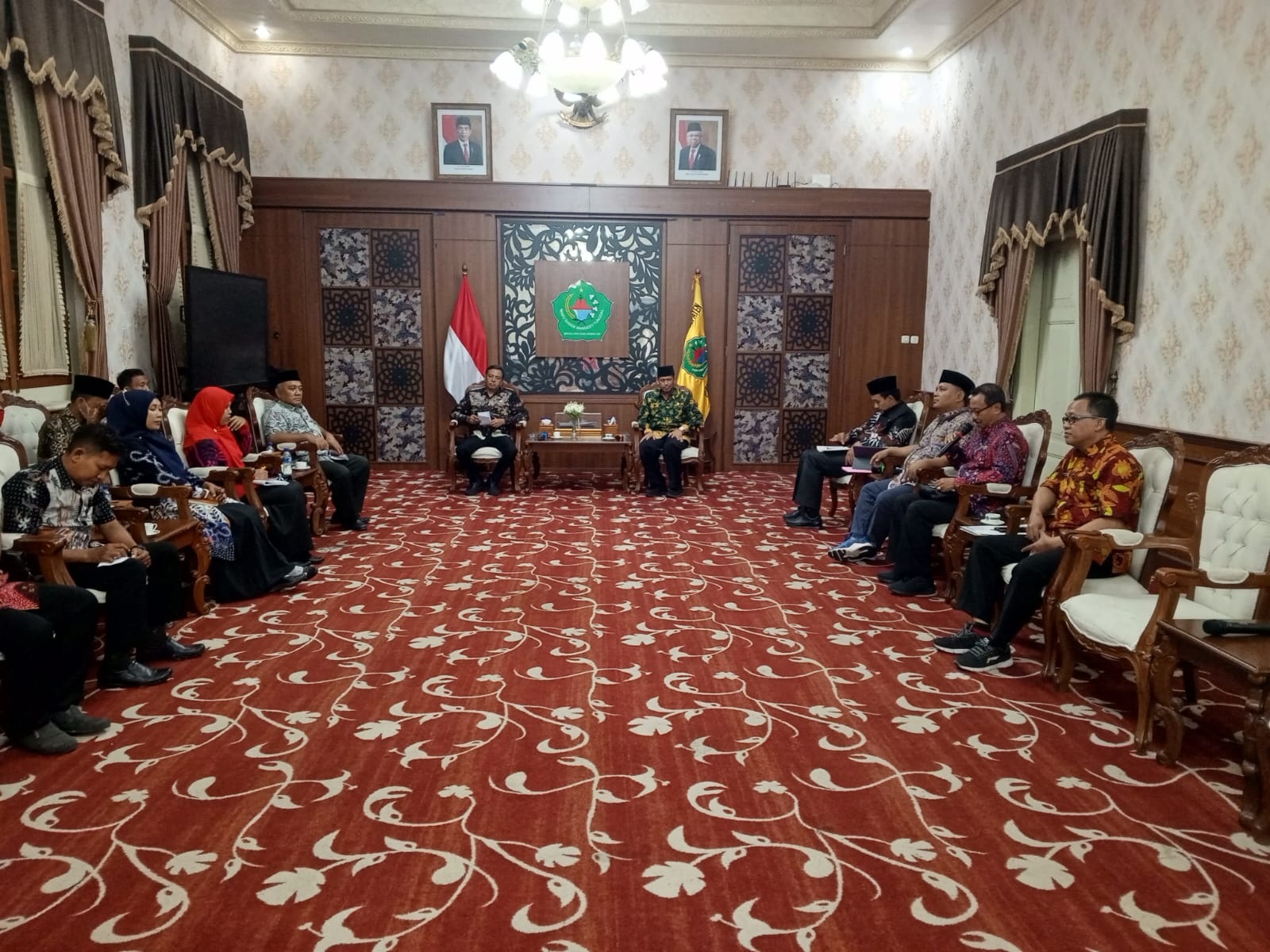 AUDIENSI: Pj Bupati Pamekasan Masrukin (tengah, batik hitam) menemui belasan guru honorer, Kamis (14/12) malam. (PROKOPIM UNTUK JPRM)